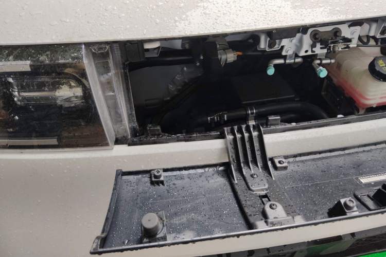 Used SAIC MAXUS Dana V1 2026 Model V1 Low-Roof Multi-Function Version (50 kWh) Engine Bay Right
