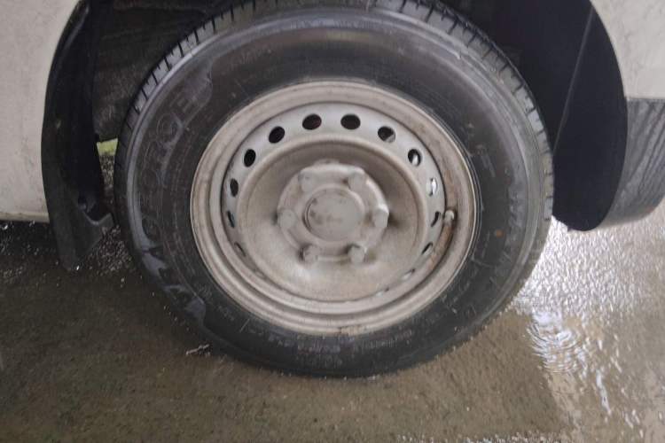 Used SAIC MAXUS Dana V1 2026 Model V1 Low-Roof Multi-Function Version (50 kWh) Right Front Wheel Hub