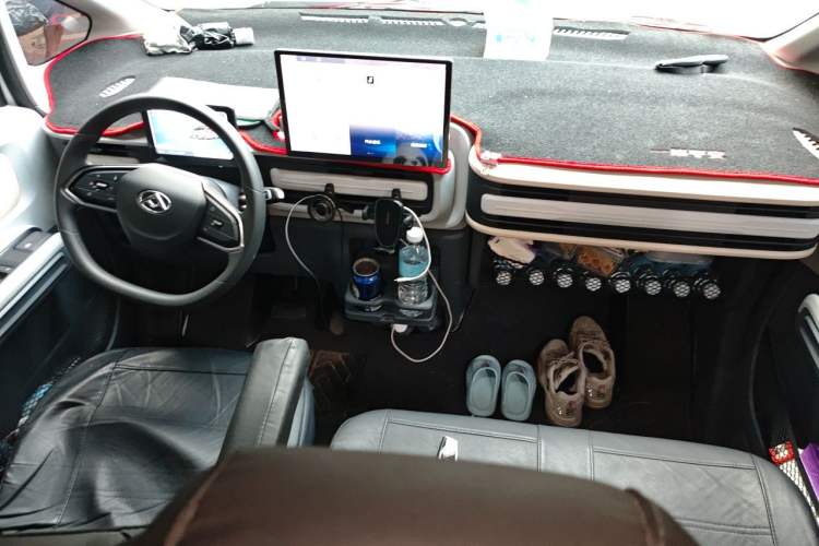 Used SAIC MAXUS Datang V1L 2026 Model High-Roof Multi-Purpose Version 62 kWh Center Console