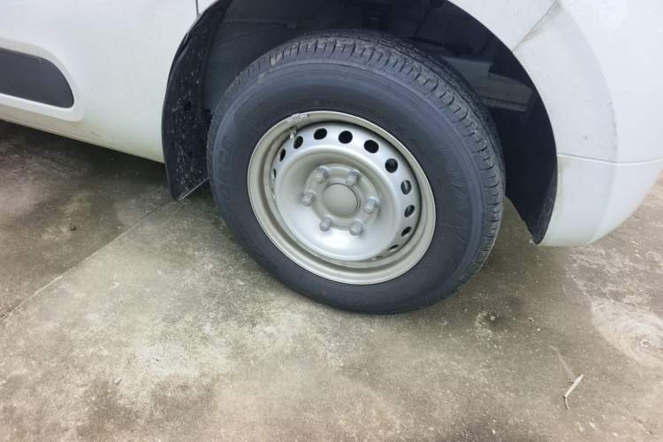 Used SAIC MAXUS Datang V1L 2026 Model Low-Roof Multi-Purpose Version Ningde Tianxing 83 kWh Right Front Wheel Hub