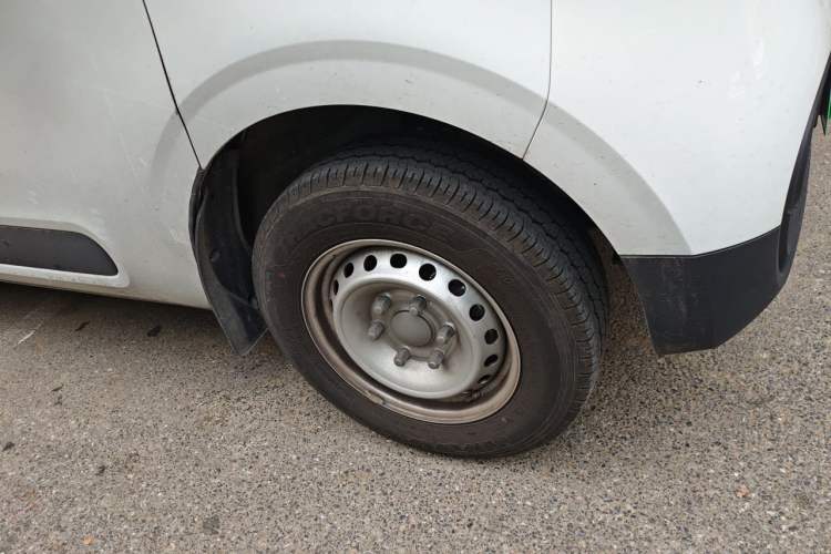 Used SAIC MAXUS Datang V1L 2026 Model High-Roof Multi-Purpose Version 62 kWh Right Front Wheel Hub