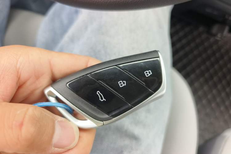 Used SAIC MAXUS Datang V1L 2026 Model Low-Roof Multi-Purpose Version Ningde Tianxing 83 kWh Vehicle Key