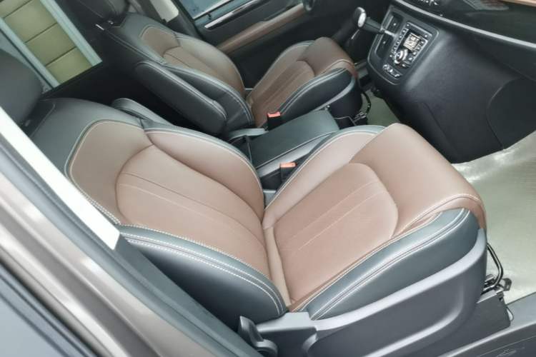 Used SAIC MAXUS EG10 2021 Pure Electric Luxury Executive Edition Right Front Seat
