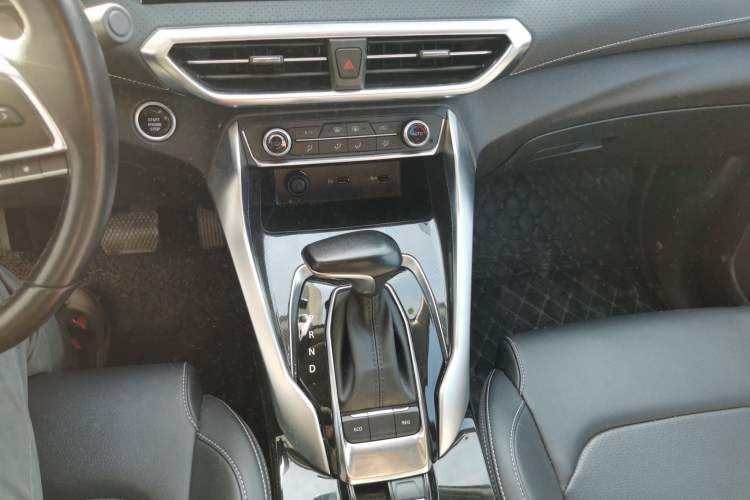Used SAIC MAXUS EUNIQ 5 2019 Luxury Edition Audio And AC Panel