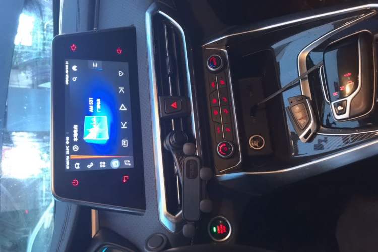 Used SAIC MAXUS EUNIQ 5 2020 1.3T PLUG-IN Elite Edition Audio And AC Panel