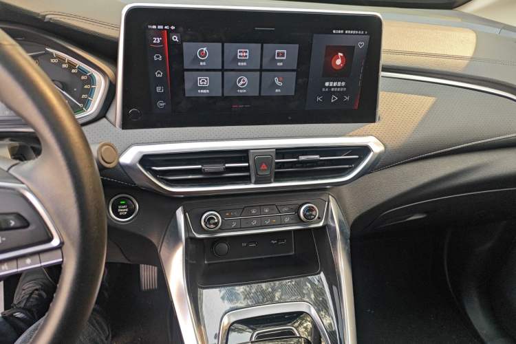 Used SAIC MAXUS EUNIQ 5 2020 1.3T PLUG-IN Luxury Edition Audio And AC Panel