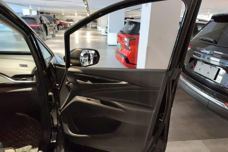 Used SAIC MAXUS EUNIQ 5 2020 1.3T PLUG-IN Elite Edition Interior 5
