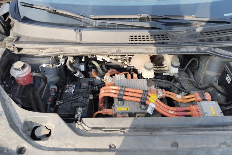 Used SAIC MAXUS EUNIQ 5 2020 Flagship Version with Large Battery 7 Seats Engine Bay