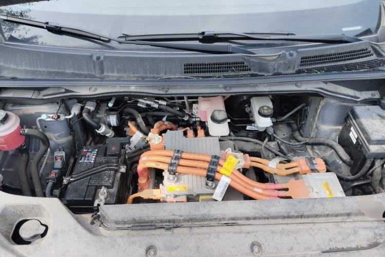 Used SAIC MAXUS EUNIQ 5 2020 Flagship Version with Large Battery 7 Seats Engine Bay