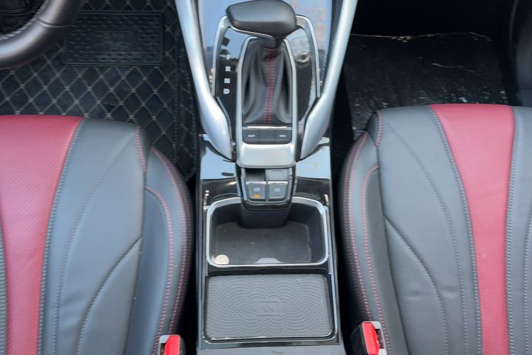 Used SAIC MAXUS EUNIQ 5 2020 Flagship Version with Large Battery 7 Seats Gear Lever