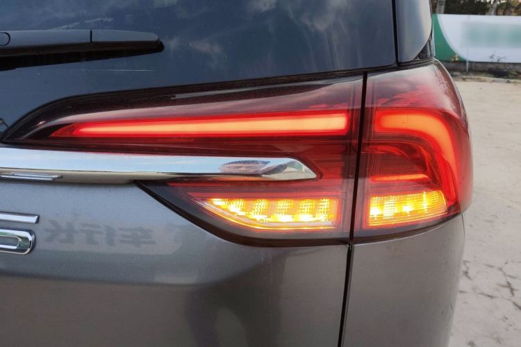 Used SAIC MAXUS EUNIQ 5 2020 Flagship Version with Large Battery 7 Seats Right Rear Taillight