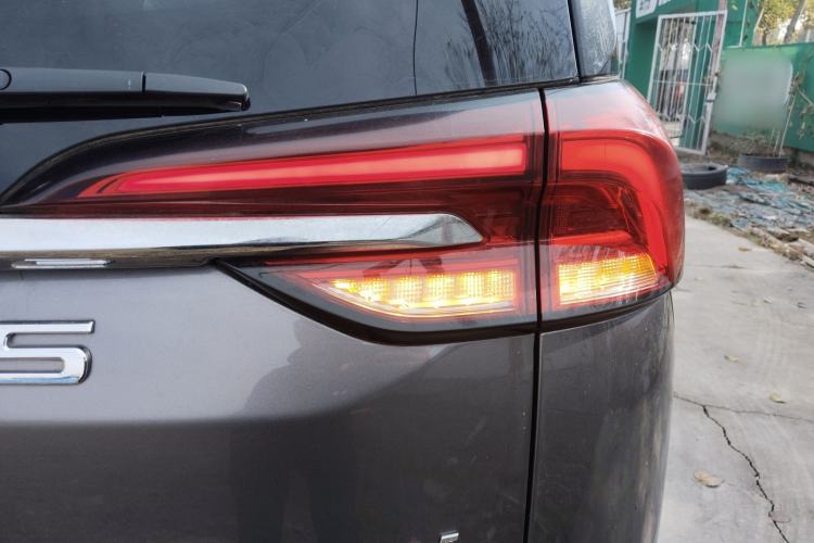 Used SAIC MAXUS EUNIQ 5 2020 Flagship Version with Large Battery 7 Seats Right Rear Taillight