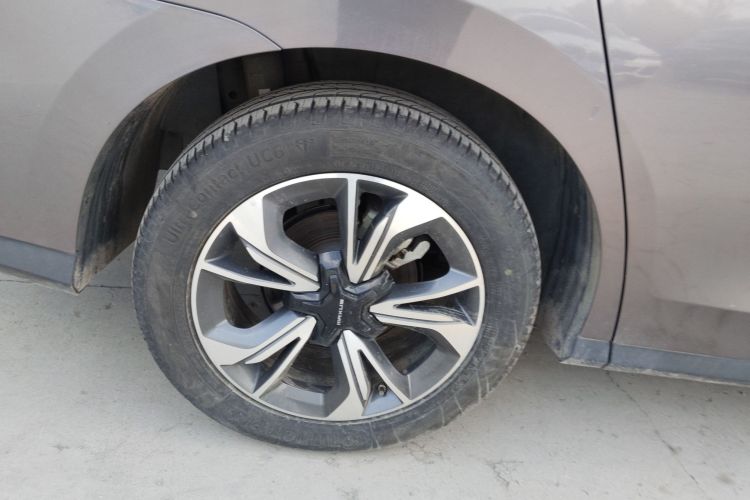 Used SAIC MAXUS EUNIQ 5 2020 Flagship Version with Large Battery 7 Seats Right Rear Wheel Hub