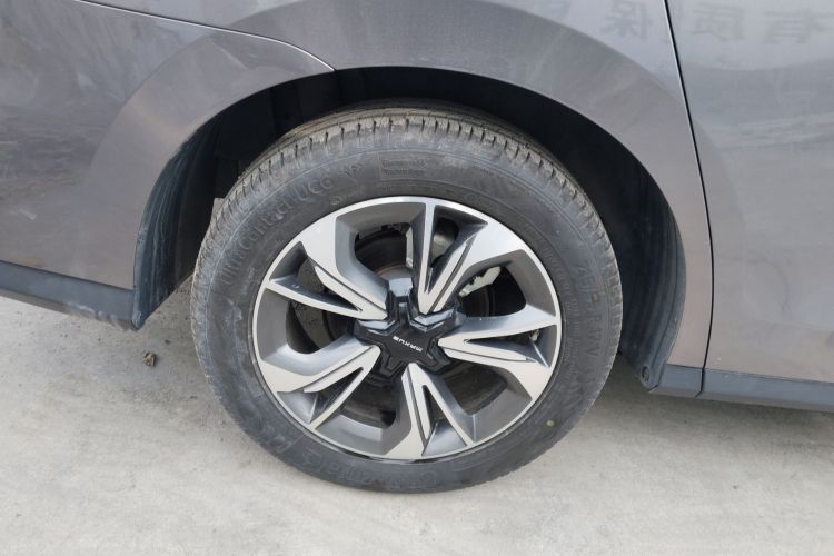 Used SAIC MAXUS EUNIQ 5 2020 Flagship Version with Large Battery 7 Seats Right Rear Wheel Hub