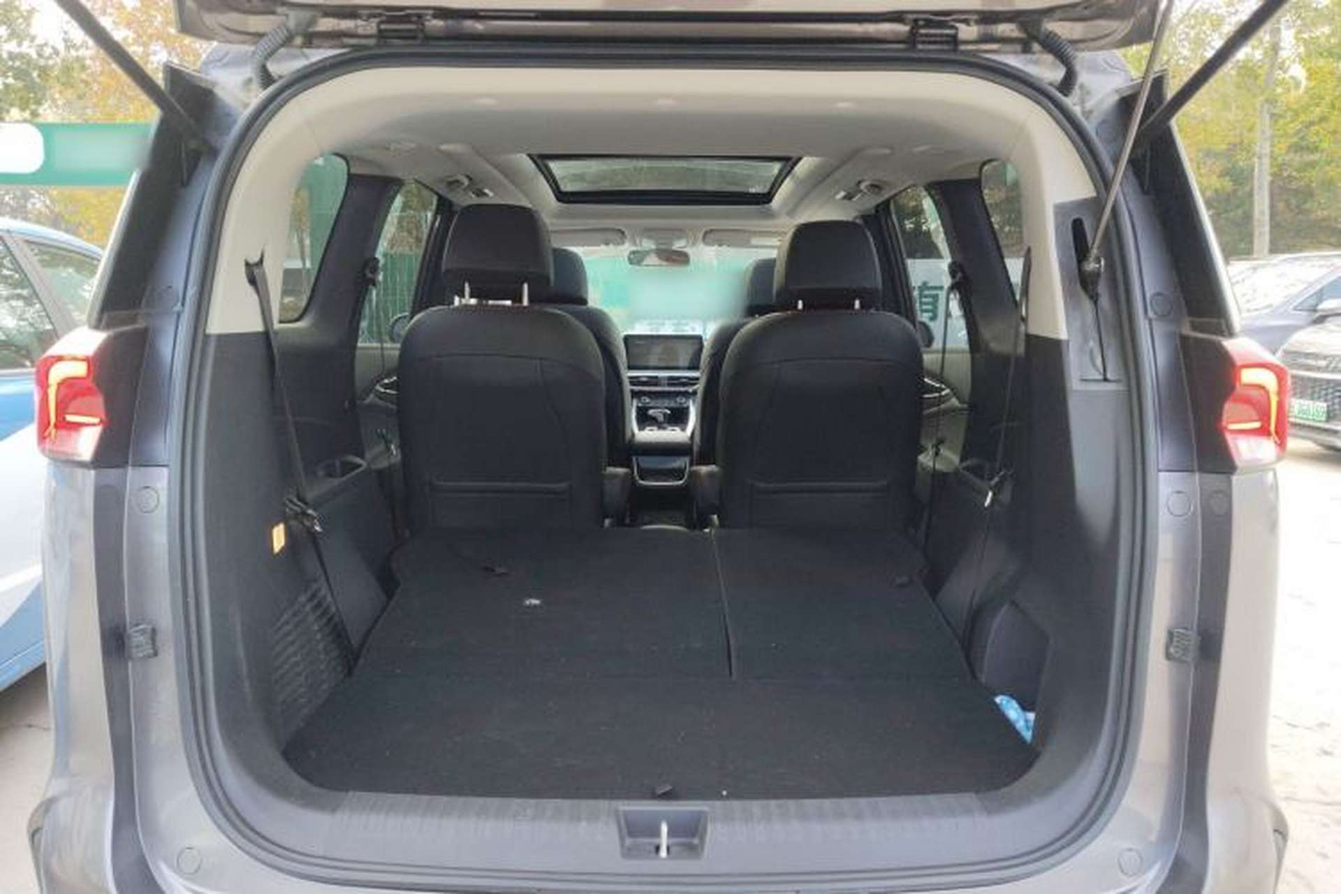 Used SAIC MAXUS EUNIQ 5 2020 Flagship Version with Large Battery 7 Seats Trunk