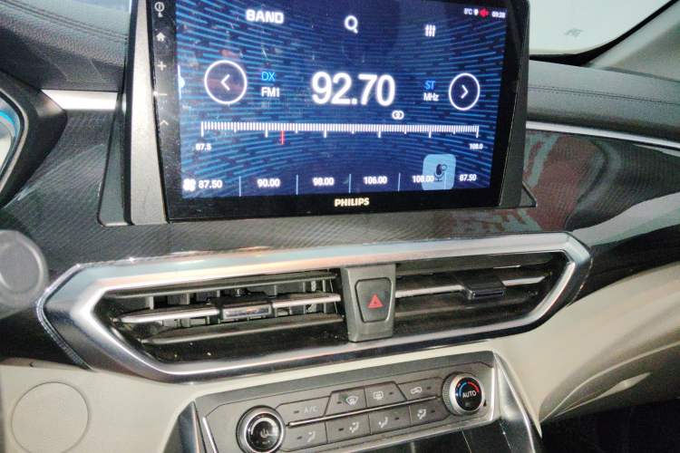 Used SAIC MAXUS EUNIQ 5 2020 Elite Edition 7 Seats Audio And AC Panel