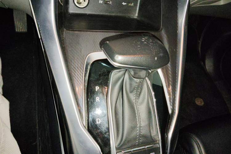 Used SAIC MAXUS EUNIQ 5 2020 Elite Edition 7 Seats Gear Lever