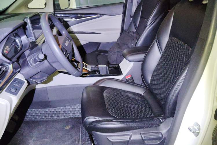 Used SAIC MAXUS EUNIQ 5 2020 Elite Edition 7 Seats Left Front Seat