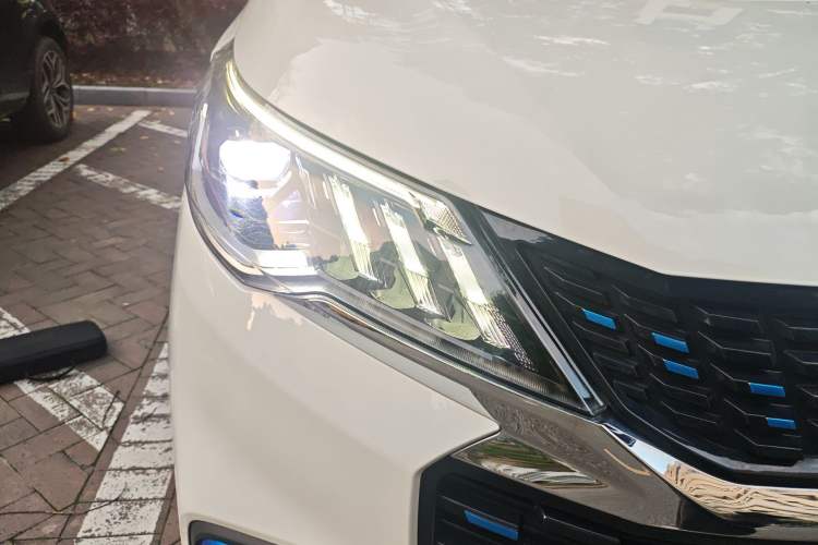Used SAIC MAXUS EUNIQ 5 2020 1.3T PLUG-IN Elite Edition Right Front Headlight