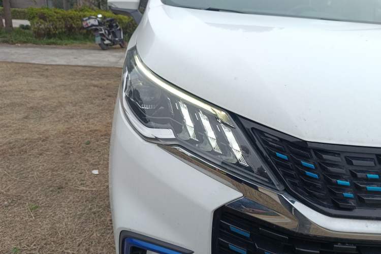 Used SAIC MAXUS EUNIQ 5 2020 1.3T PLUG-IN Luxury Edition Right Front Headlight