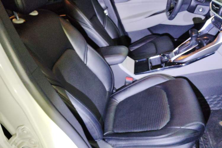 Used SAIC MAXUS EUNIQ 5 2020 Elite Edition 7 Seats Right Front Seat