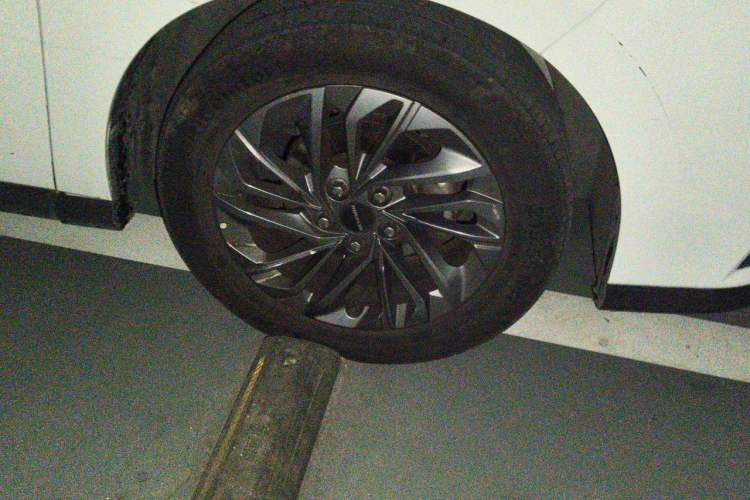 Used SAIC MAXUS EUNIQ 5 2020 Luxury Edition 7 Seats Right Front Wheel Hub