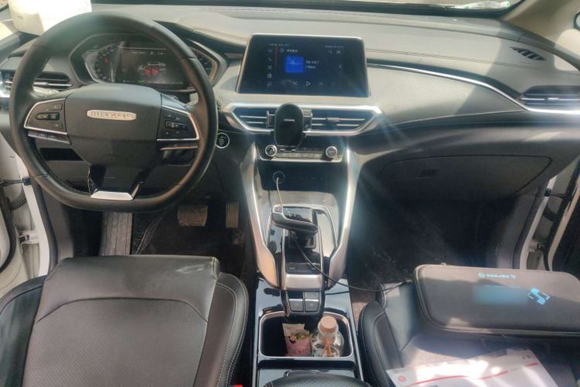 Used SAIC MAXUS EUNIQ 5  Center Console