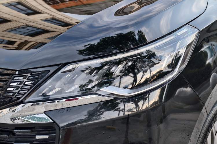 Used SAIC MAXUS EUNIQ 5 2022 Luxury Edition Six Seats Left Front Headlight