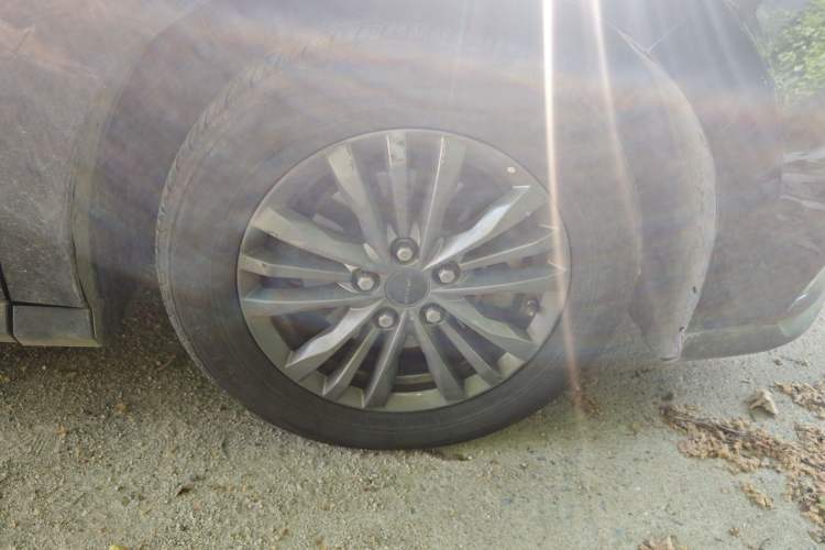 Used SAIC MAXUS EUNIQ 5 2022 Elite Edition Six-Seater Right Front Wheel Hub