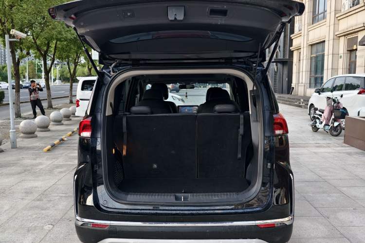 Used SAIC MAXUS EUNIQ 5 2022 Luxury Edition Six Seats Trunk