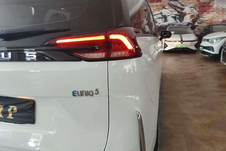 Used SAIC MAXUS EUNIQ 5 2022 Elite Edition Six-Seater Exterior 3