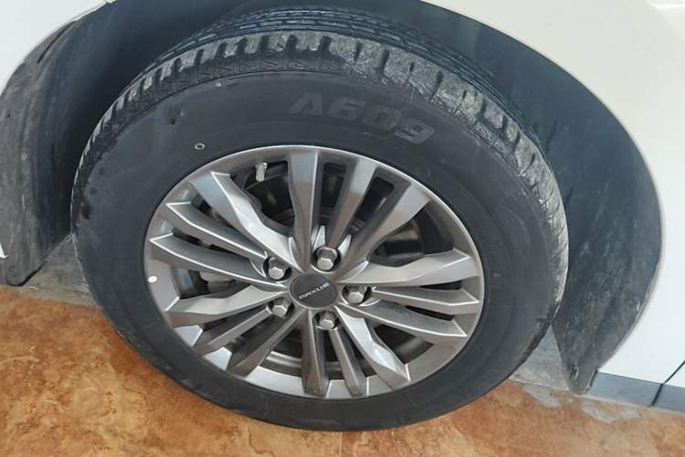 Used SAIC MAXUS EUNIQ 5 2022 Elite Edition Six-Seater Exterior 4
