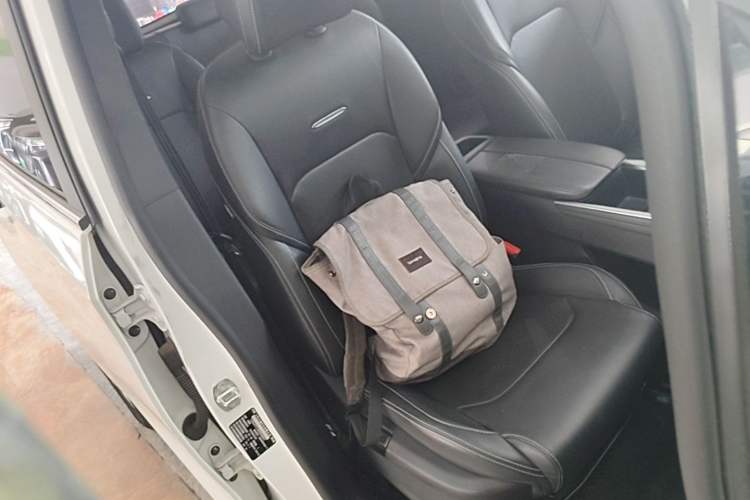 Used SAIC MAXUS EUNIQ 5 2022 Elite Edition Six-Seater Right Front Seat