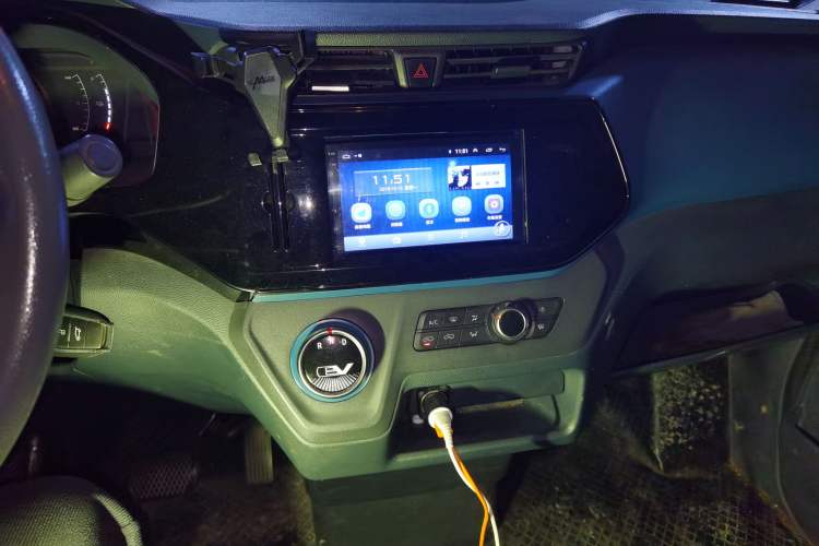 Used SAIC MAXUS EV30 2019 City Logistics Vehicle Fast Delivery Version Long Wheelbase Mengguli 35 kWh Audio And AC Panel