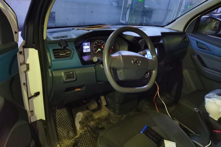 Used SAIC MAXUS EV30 2019 City Logistics Vehicle Fast Delivery Version Long Wheelbase Mengguli 35 kWh Center Console