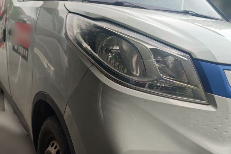 Used SAIC MAXUS EV30 2019 City Logistics Vehicle Fast Delivery Version Long Wheelbase Mengguli 35 kWh Front Right 45 Deg