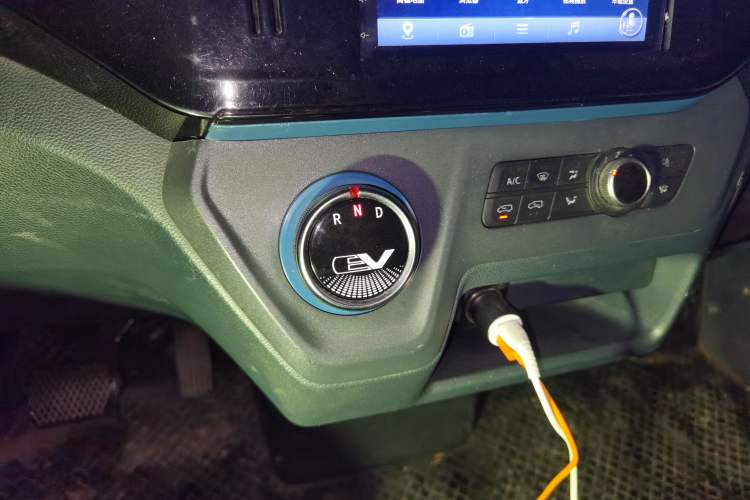 Used SAIC MAXUS EV30 2019 City Logistics Vehicle Fast Delivery Version Long Wheelbase Mengguli 35 kWh Gear Lever