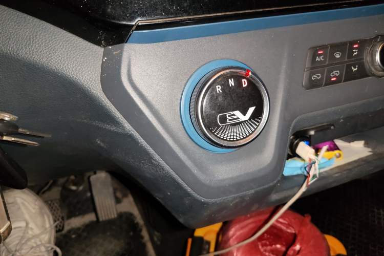 Used SAIC MAXUS EV30 2019 City Logistics Vehicle - Express Version Short Wheelbase Mengguli 35 kWh Gear Lever