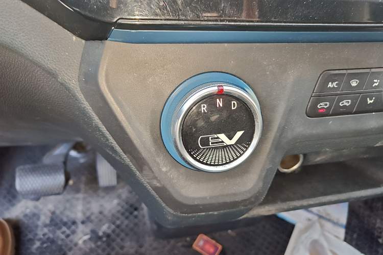 Used SAIC MAXUS EV30 2019 City Logistics Vehicle Fast Delivery Version Long Wheelbase Mengguli 35 kWh Gear Lever