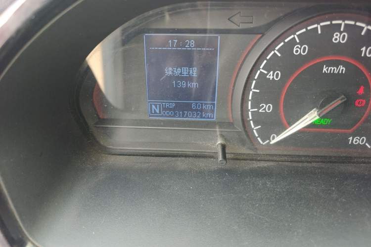 Used SAIC MAXUS EV30 2019 City Logistics Vehicle Fast Delivery Version Long Wheelbase Mengguli 35 kWh Odometer Close Up