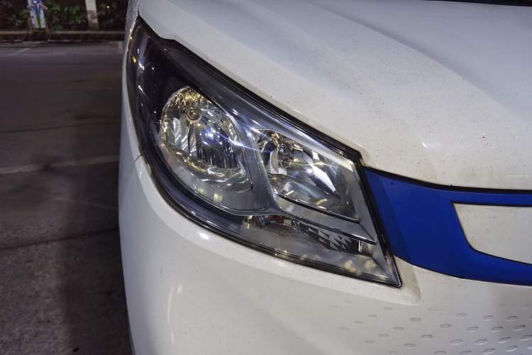 Used SAIC MAXUS EV30 2019 City Logistics Vehicle Fast Delivery Version Long Wheelbase Mengguli 35 kWh Right Front Headlight