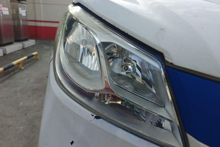Used SAIC MAXUS EV30 2019 City Logistics Vehicle Fast Delivery Version Long Wheelbase Mengguli 35 kWh Right Front Headlight
