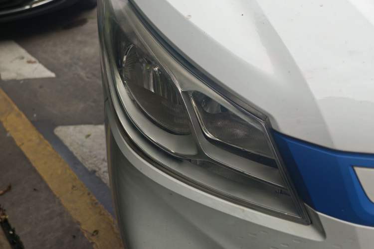 Used SAIC MAXUS EV30 2019 City Logistics Vehicle Fast Delivery Version Long Wheelbase Mengguli 35 kWh Right Front Headlight