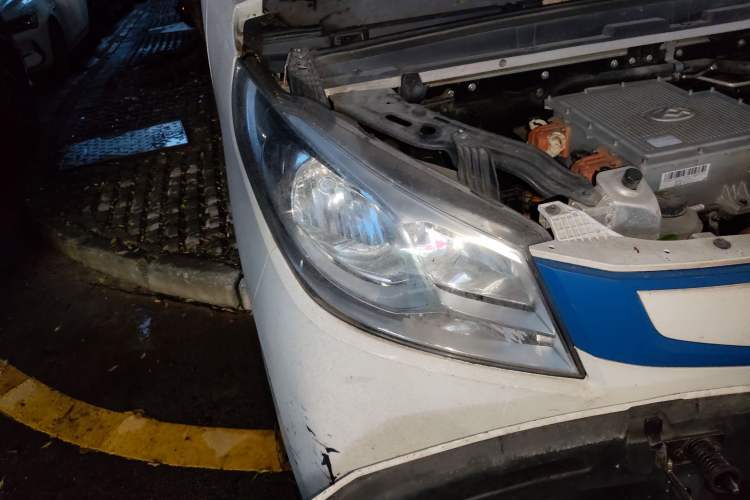 Used SAIC MAXUS EV30 2019 City Logistics Vehicle - Express Version Short Wheelbase Mengguli 35 kWh Right Front Headlight