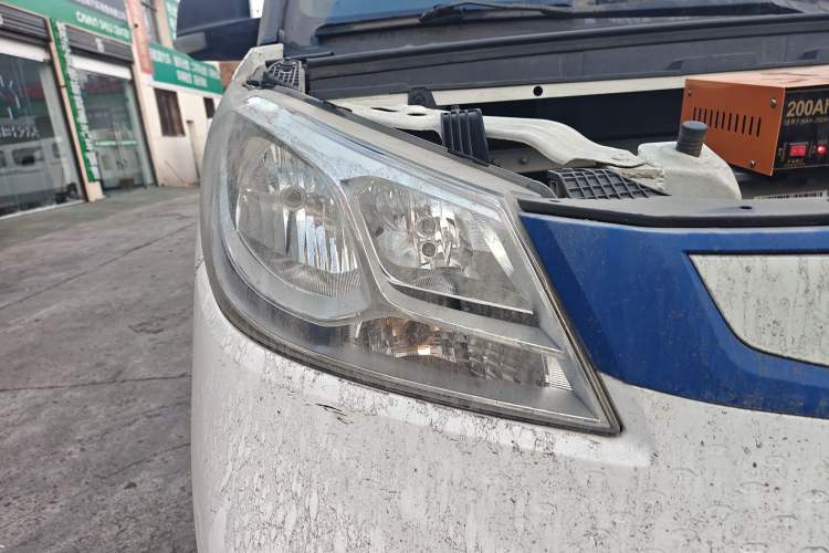 Used SAIC MAXUS EV30 2019 City Logistics Vehicle Fast Delivery Version Long Wheelbase Mengguli 35 kWh Right Front Headlight