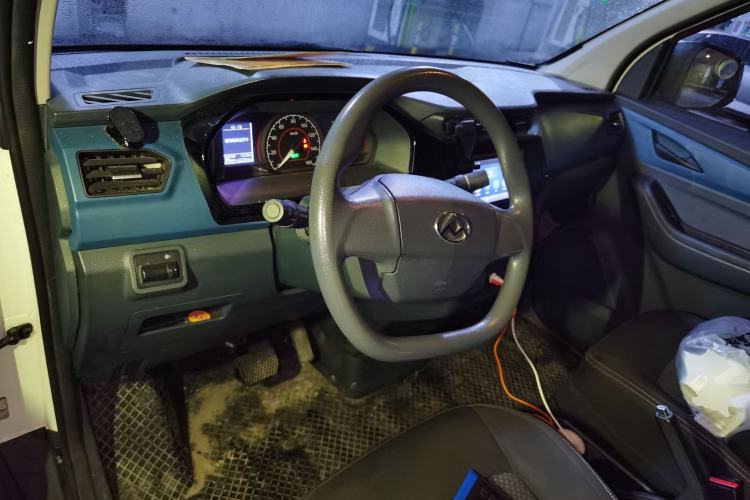 Used SAIC MAXUS EV30 2019 City Logistics Vehicle Fast Delivery Version Long Wheelbase Mengguli 35 kWh Steering Wheel