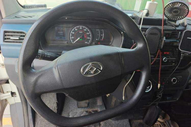 Used SAIC MAXUS EV30 2019 City Logistics Vehicle Fast Delivery Version Long Wheelbase Mengguli 35 kWh Steering Wheel
