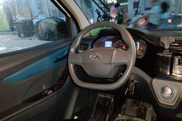 Used SAIC MAXUS EV30 2019 City Logistics Vehicle - Express Version Short Wheelbase Mengguli 35 kWh Steering Wheel