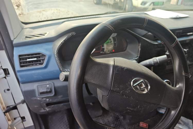 Used SAIC MAXUS EV30 2019 City Logistics Vehicle Fast Delivery Version Long Wheelbase Mengguli 35 kWh Steering Wheel