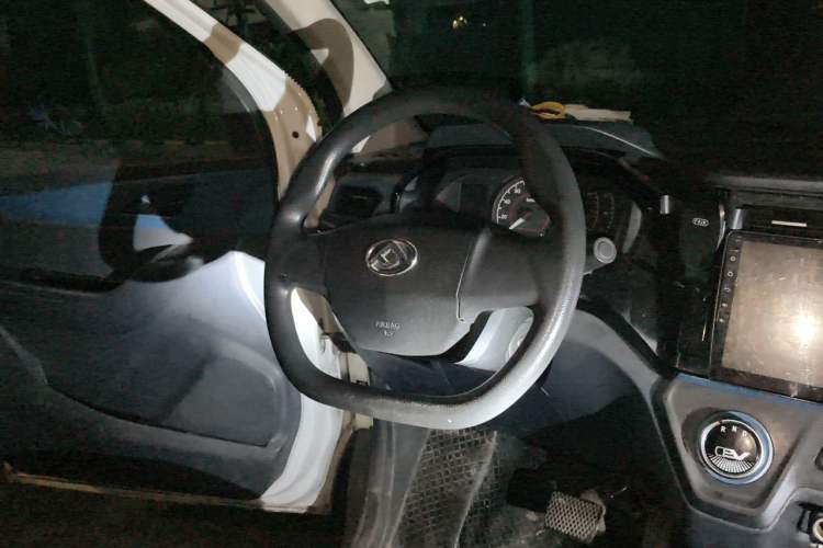 Used SAIC MAXUS EV30 2019 City Logistics Vehicle Fast Delivery Version Long Wheelbase Mengguli 35 kWh Steering Wheel